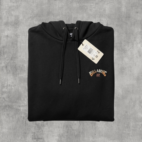Czarna bluza z kapturem sweet_szop Billabong z haftowanym logo na piersi i oryginalną metką na szarym tle