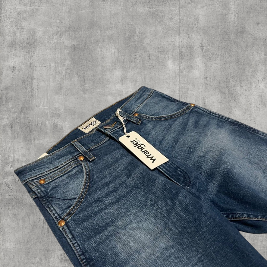 Męskie jeansy Wrangler Icons Slim w kolorze niebieskim z przetarciami, miedzianymi nitami i metką sweet_szop