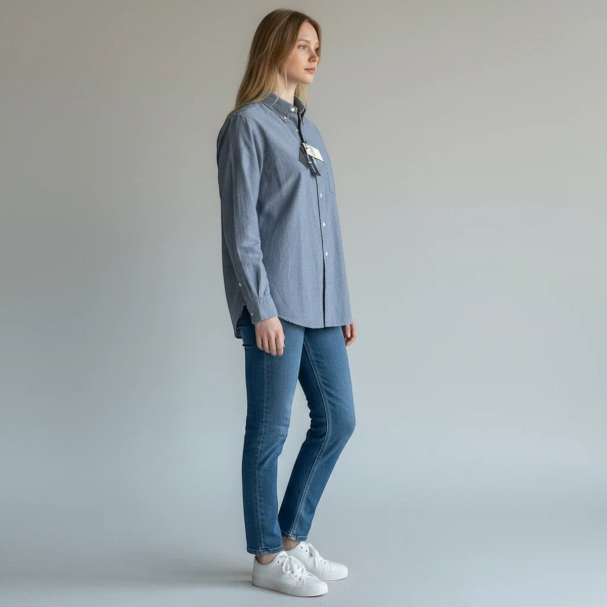 Modelka w niebieskiej koszuli z długim rękawem Polo Ralph Lauren i jeansach, prezentowana przez sweet_szop