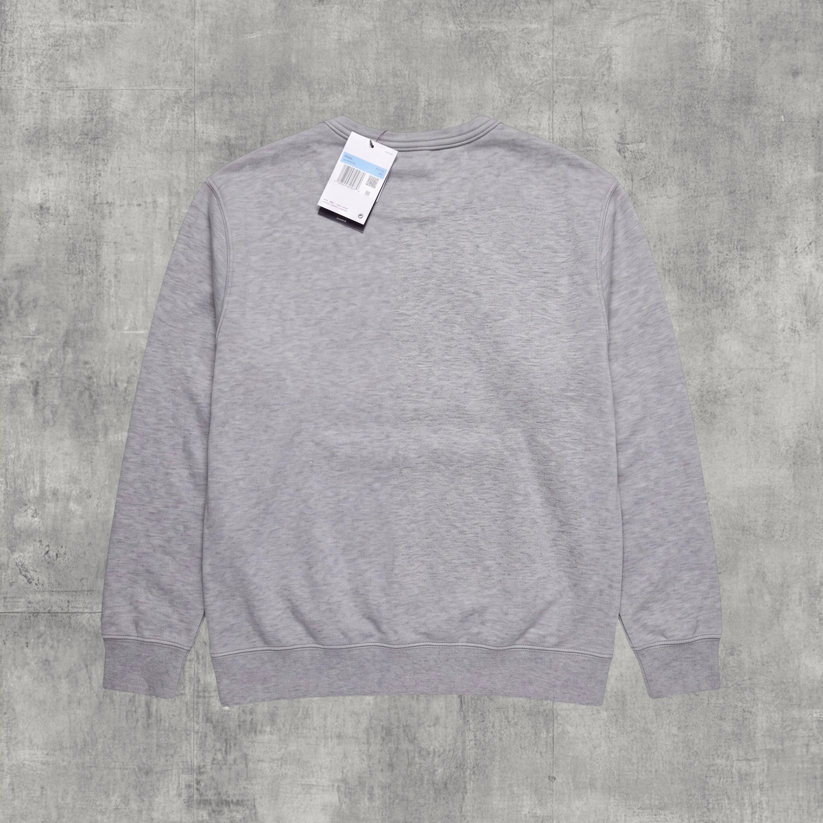 Szara bluza męska Nike z długim rękawem i okrągłym dekoltem z oferty sweet_szop, widok z tyłu na gładki materiał.